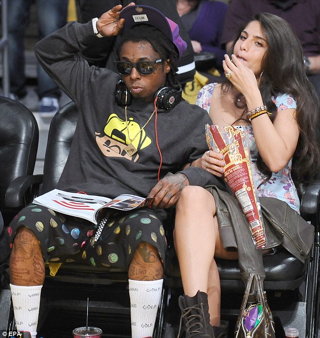 Baraka Sports: LIL WAYNE'S GIRLFRIEND SHOWS OFF SPARKLER AT LOS ANGELES LAKERS GAME AMID ENGAGEMENT RUMOURS