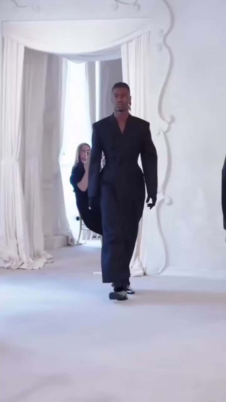 RealEspartaβ on X: "Eduardo Camavinga desfilando para Balenciaga en París.  https://t.co/f6drtoPSHc" / X