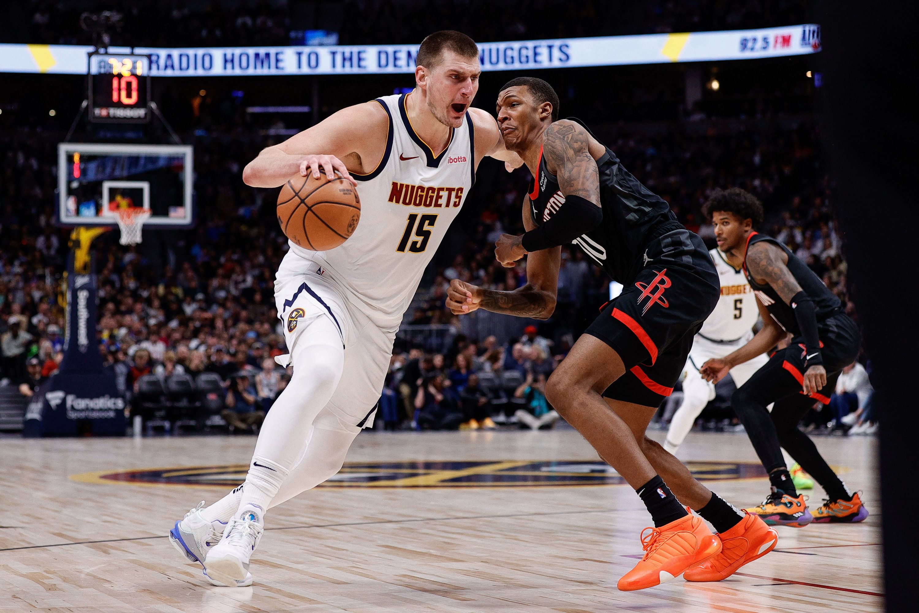 Jokic's triple-double powers Nuggets past Rockets on Murray's return |  Daily Sabah