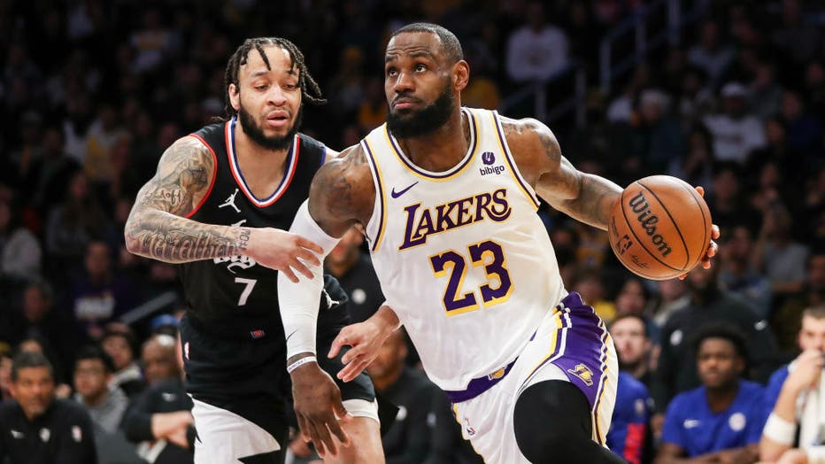 Lakers snap losing streak as red-hot Clippers turn ice-cold