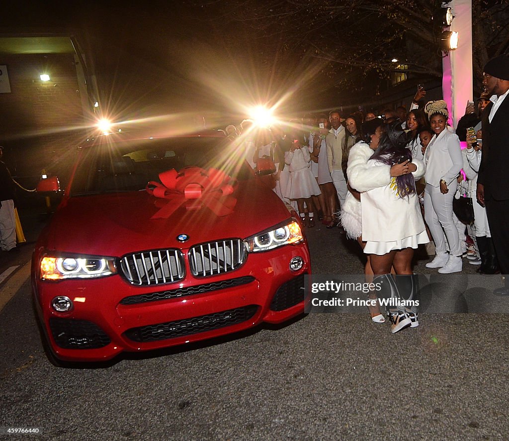 Car Given to Reginae Carter on display at Reginae's "All White" Sweet... Foto di attualità - Getty Images