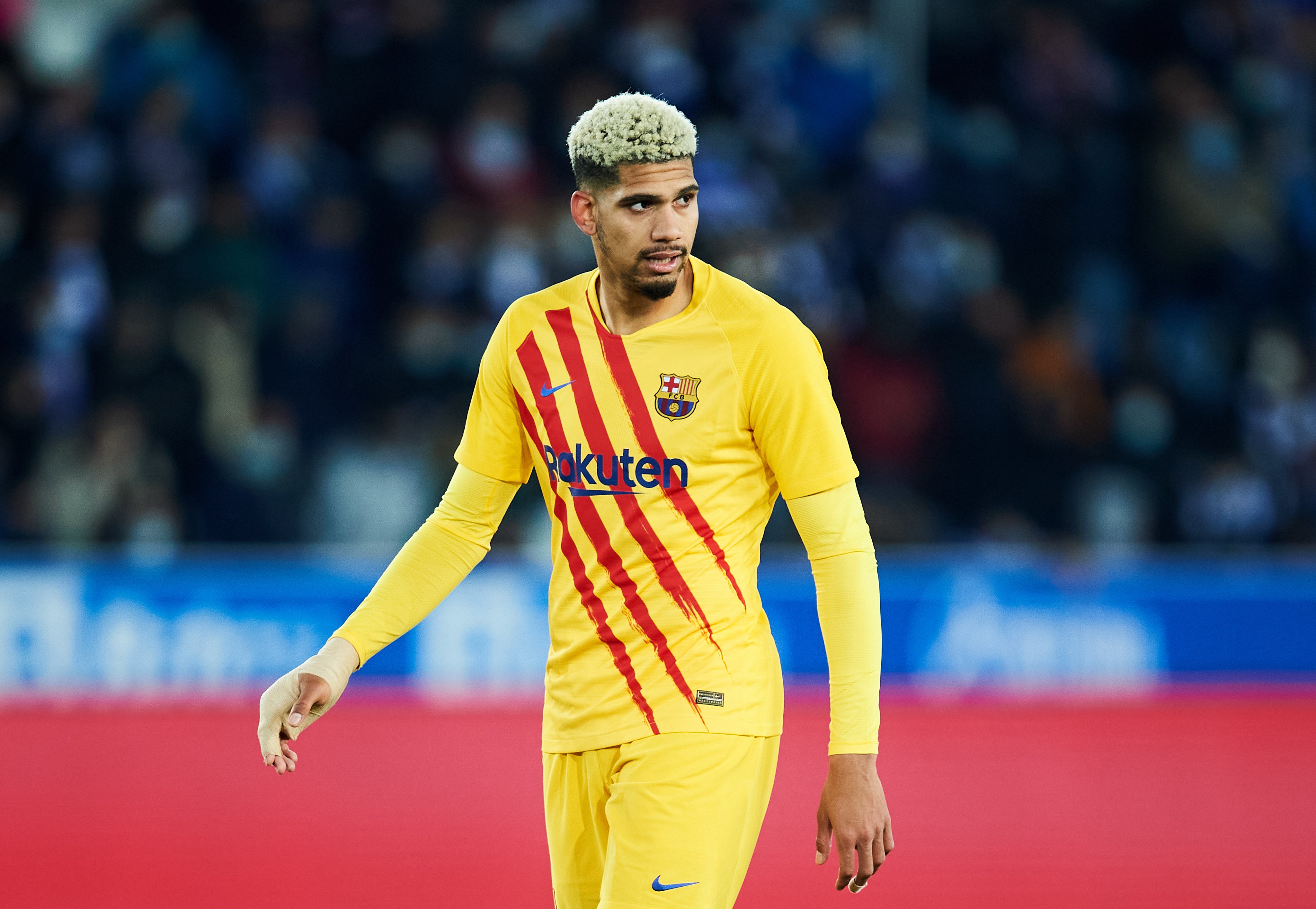 Mirror Football on X: "Barcelona defender Araujo has rejected a new deal in  Spain and is now of interest to Man Utd and Chelsea https://t.co/kh5u2sLnbb  https://t.co/zyHAQXSQT1" / X