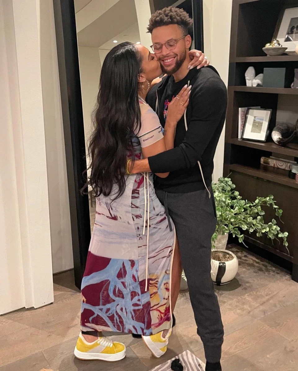 likhoa stephen curry s sweet moments with his wife ayesha make the whole world jealous 65237e0cad690 Stephen Curry's Sweet Moments With His Wife Ayesha Make The Whole World Jealous