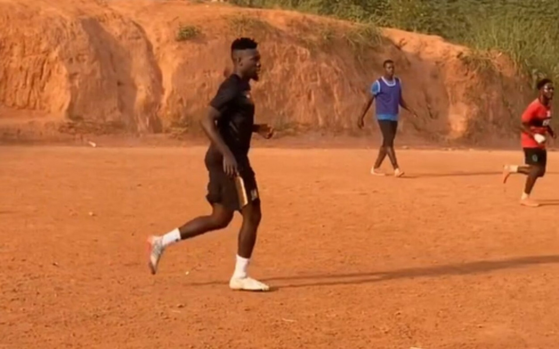 André Onana in campo dopo la delusione ai Mondiali | FOTO