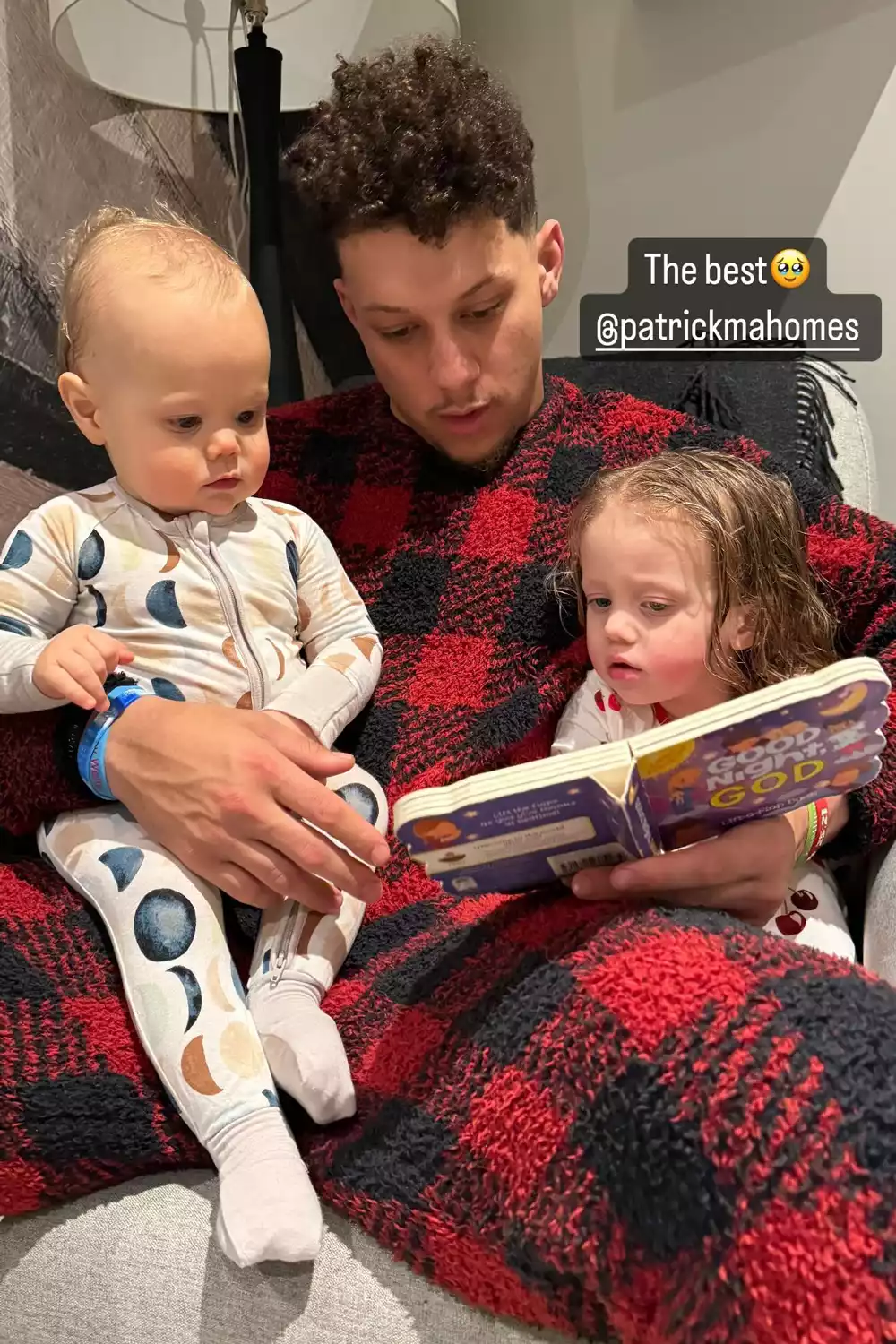 patrick мahoмes reads to sterling and bronze