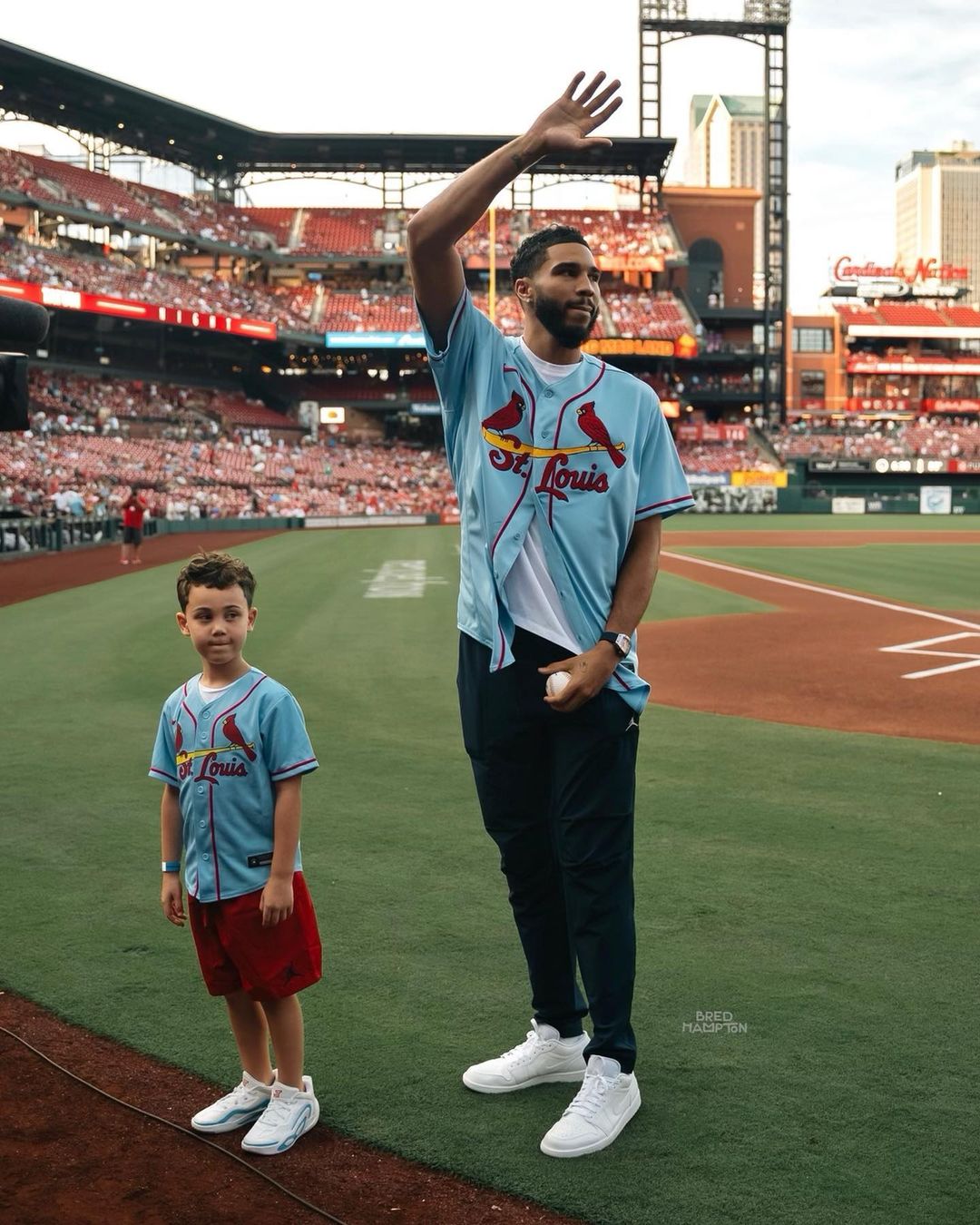 Deuce Tatum Surprises Father Jayson with a Heartwarming Homemade Award