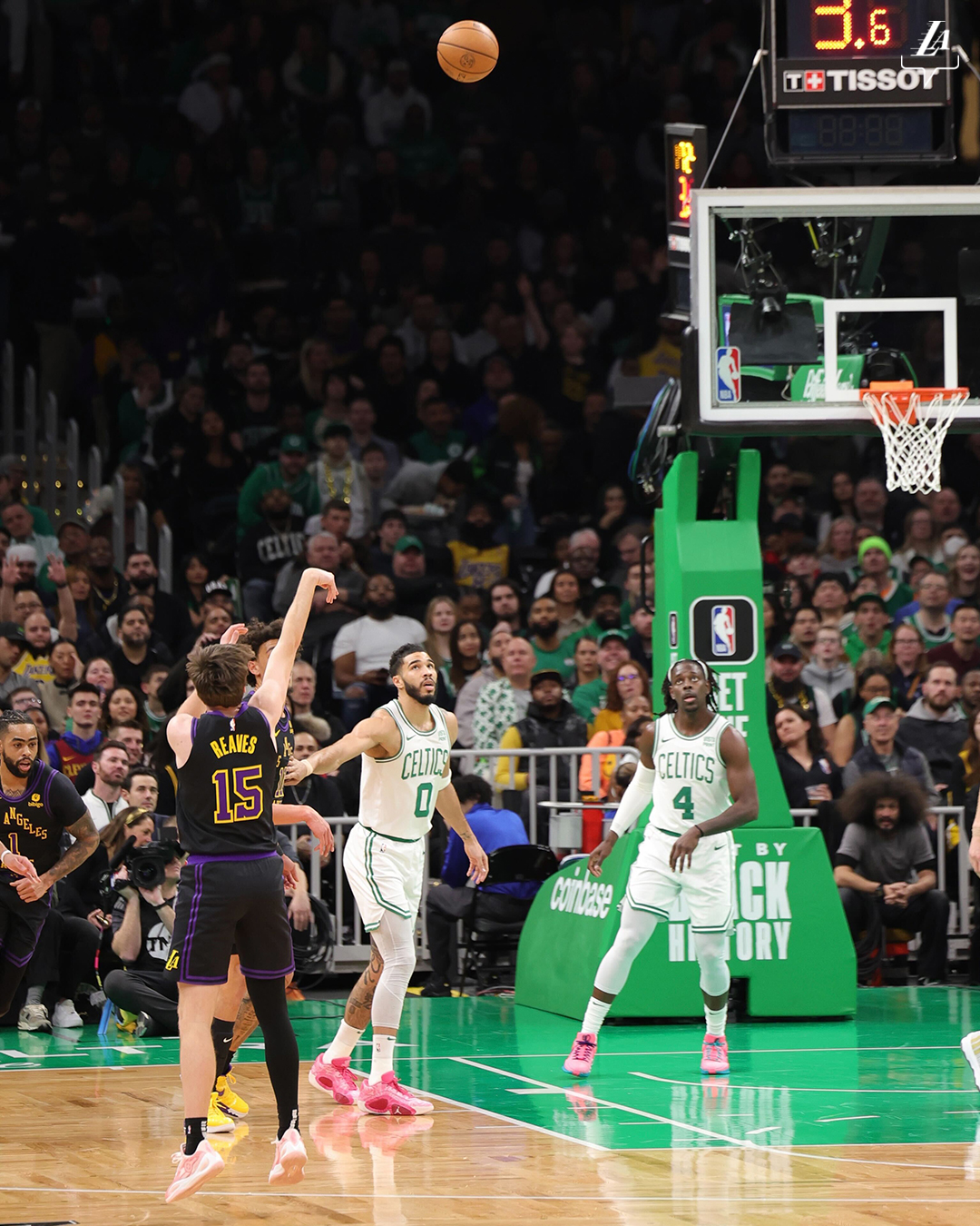 Có thể là hình ảnh về bóng rổ, áo bóng rổ và văn bản cho biết '0.6 T+ TISSOT REAVES 15 ET CELTICS CELTICS 4 conbase'