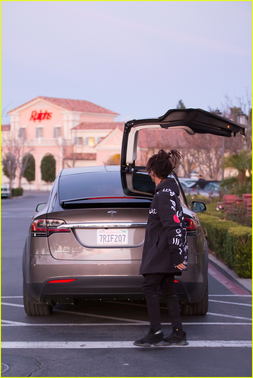 Jaden Smith Buys Tesla Model X, a Car Not Yet On the Market: Photo 3567987  | Jaden Smith Photos | Just Jared: Entertainment News