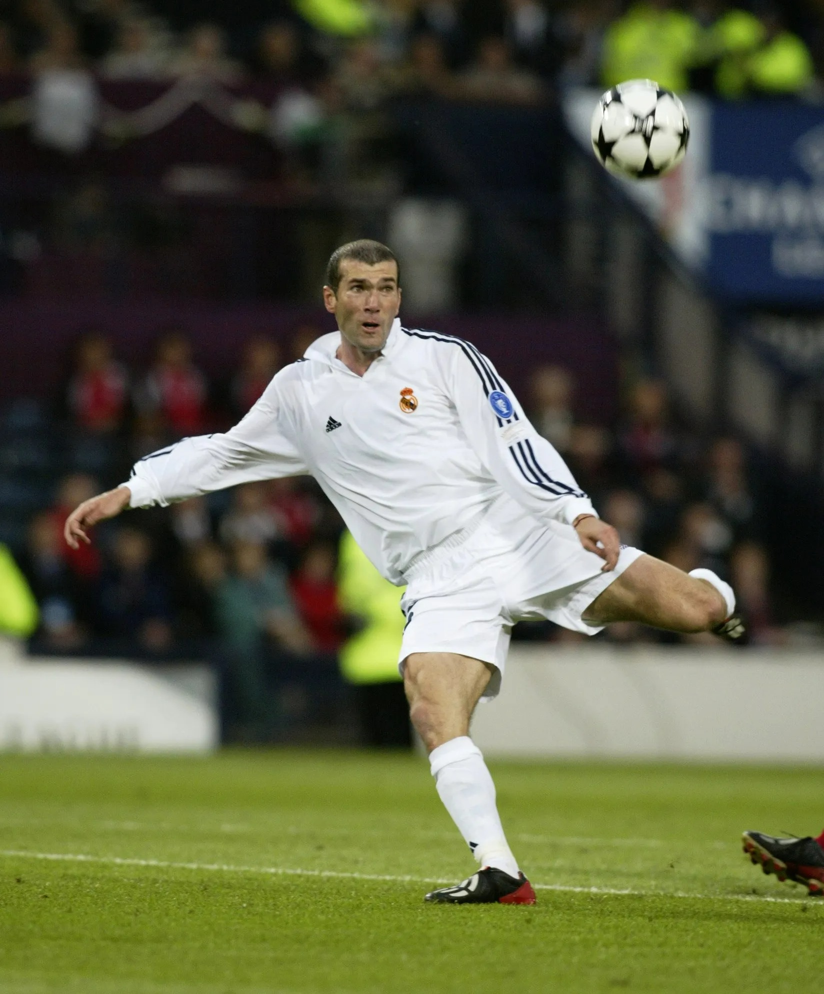 Zidane ghi bàn vô lê trong trận chung kết Champions League khi mang giày