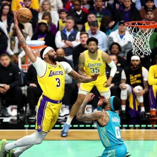 Có thể là hình ảnh về 4 người, mọi người đang chơi bóng rổ và văn bản cho biết 'LAKERS 35 LAKERS 3 BMDGES'