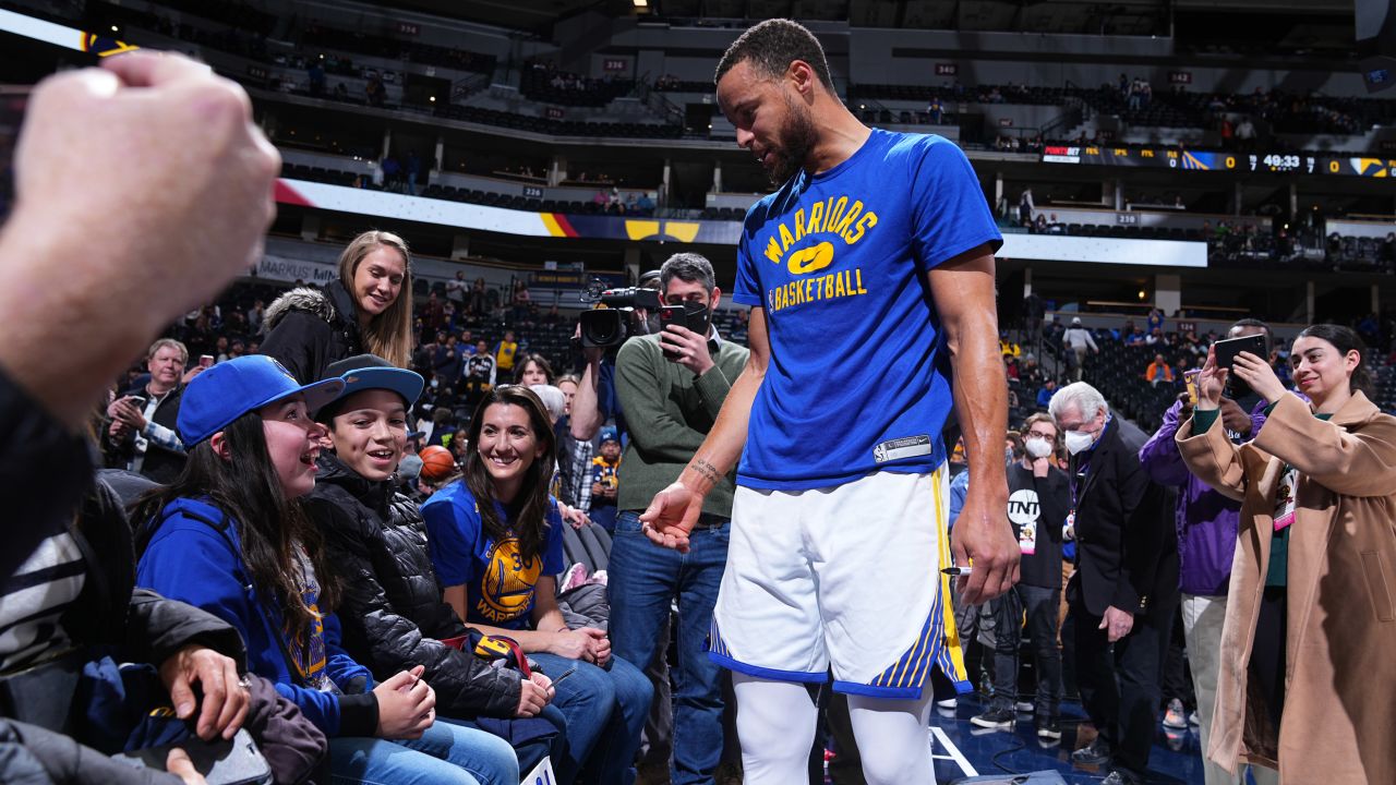 Steph Curry surprises a delighted young fan in the stands | CNN