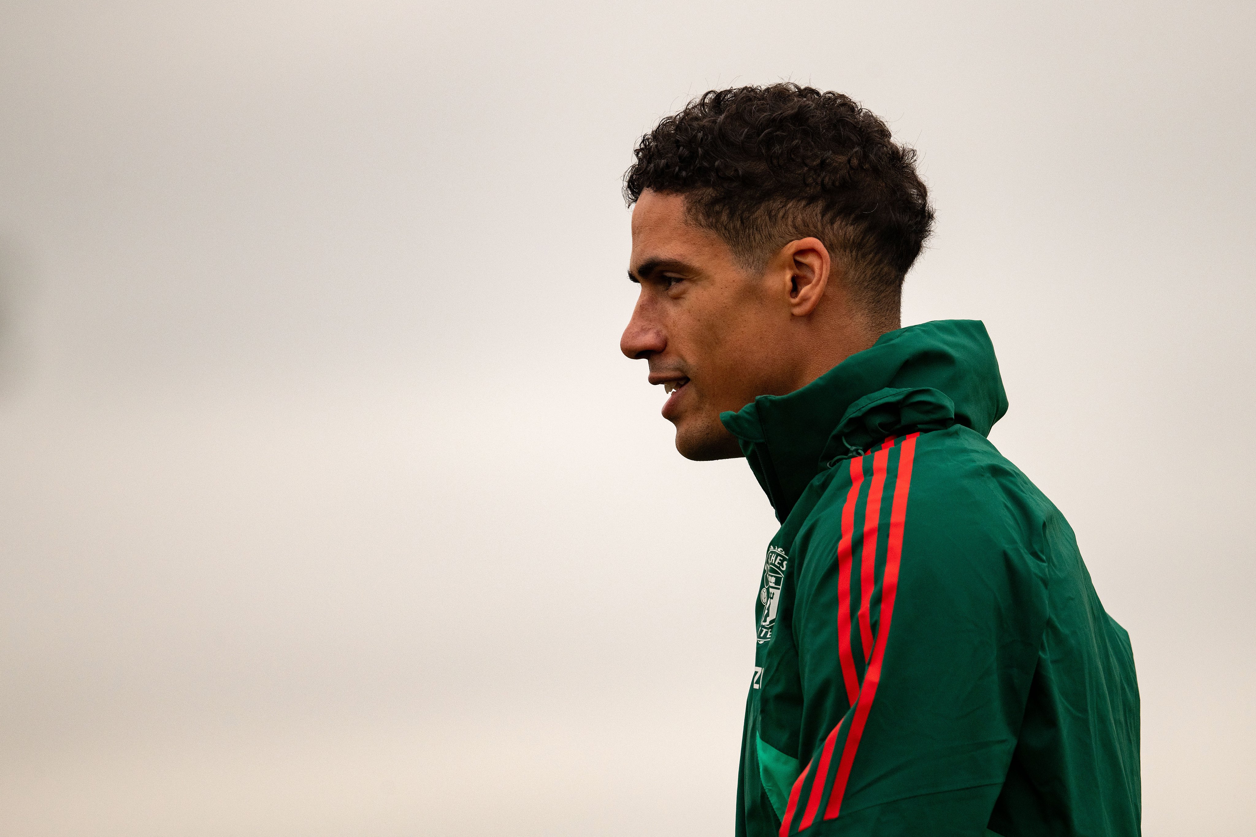 Raphael Varane theo dõi buổi tập.