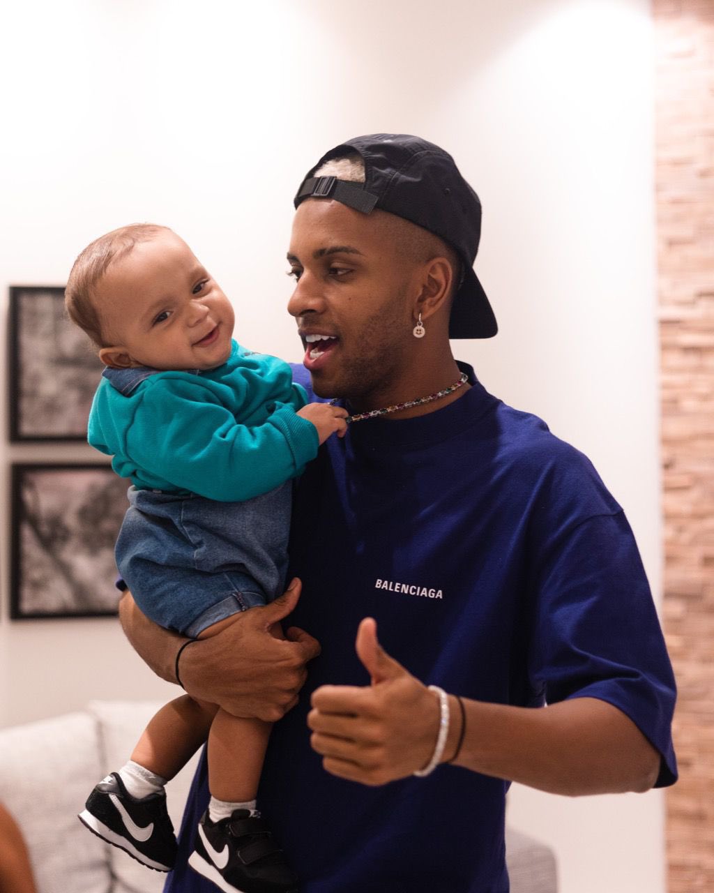 MAN of FAMILY: Rodrygo Goes shared his precious time hanging out with his twin sons on special day with the appearance of strange girl 🥰🥰