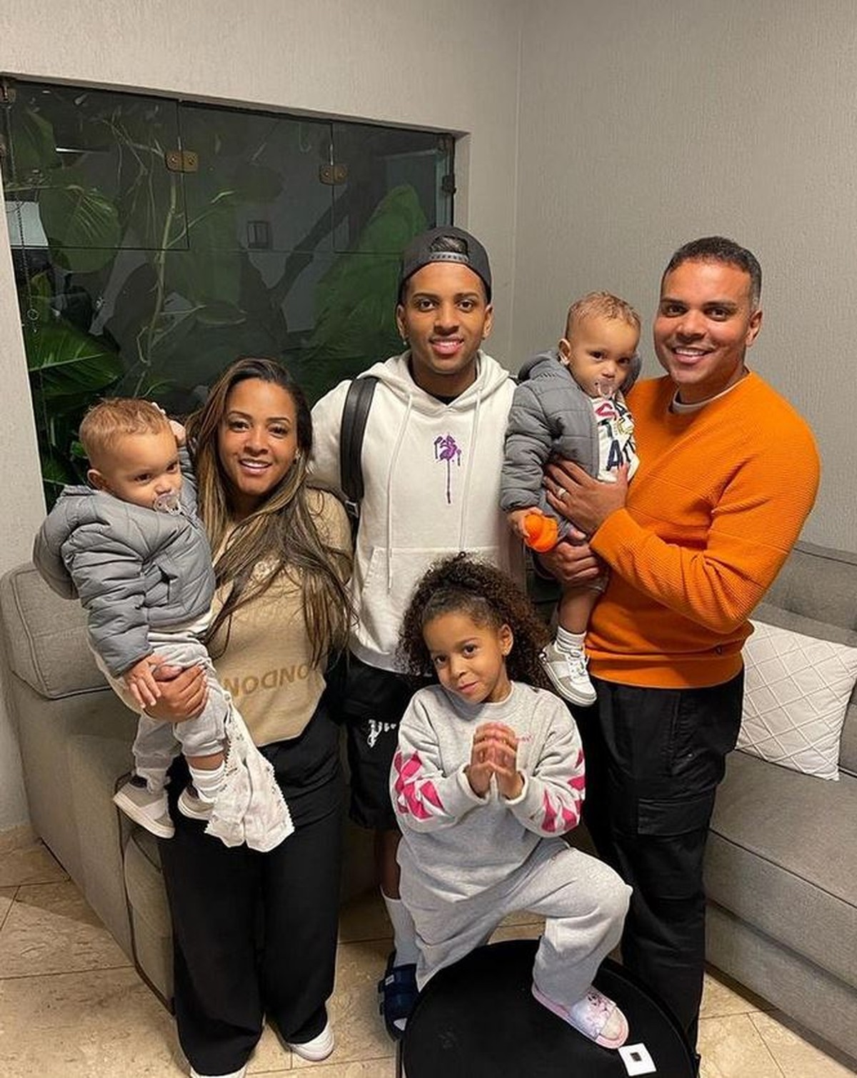 MAN of FAMILY: Rodrygo Goes shared his precious time hanging out with his twin sons on special day with the appearance of strange girl 🥰🥰