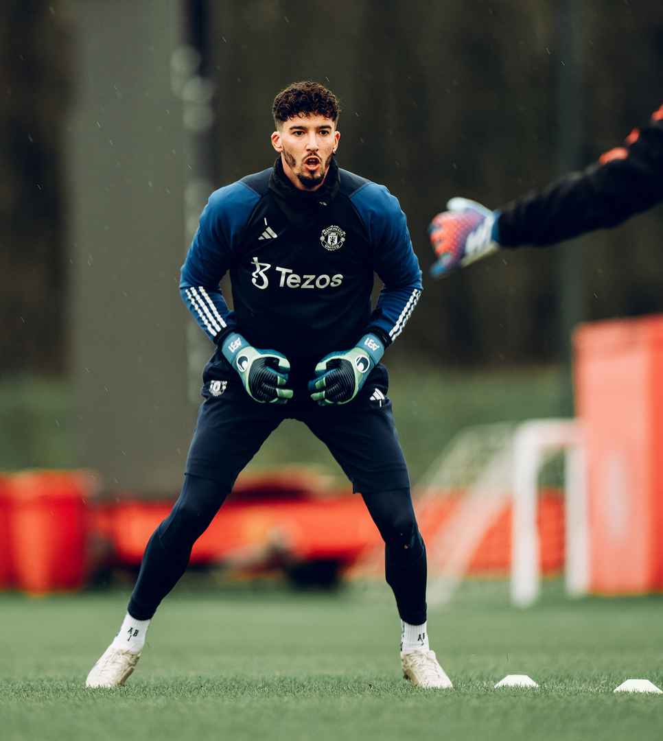 Goalkeepers train at Carrington before Fulham (H) | Manchester United