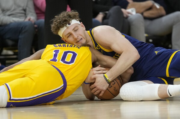 Stephen Curry scores 32 points as Warriors beat Lakers team missing LeBron  James, 128-110 | AP News