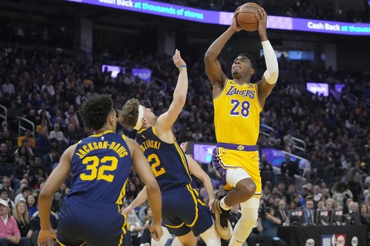 Stephen Curry scores 32 points as Warriors beat Lakers team missing LeBron  James, 128-110