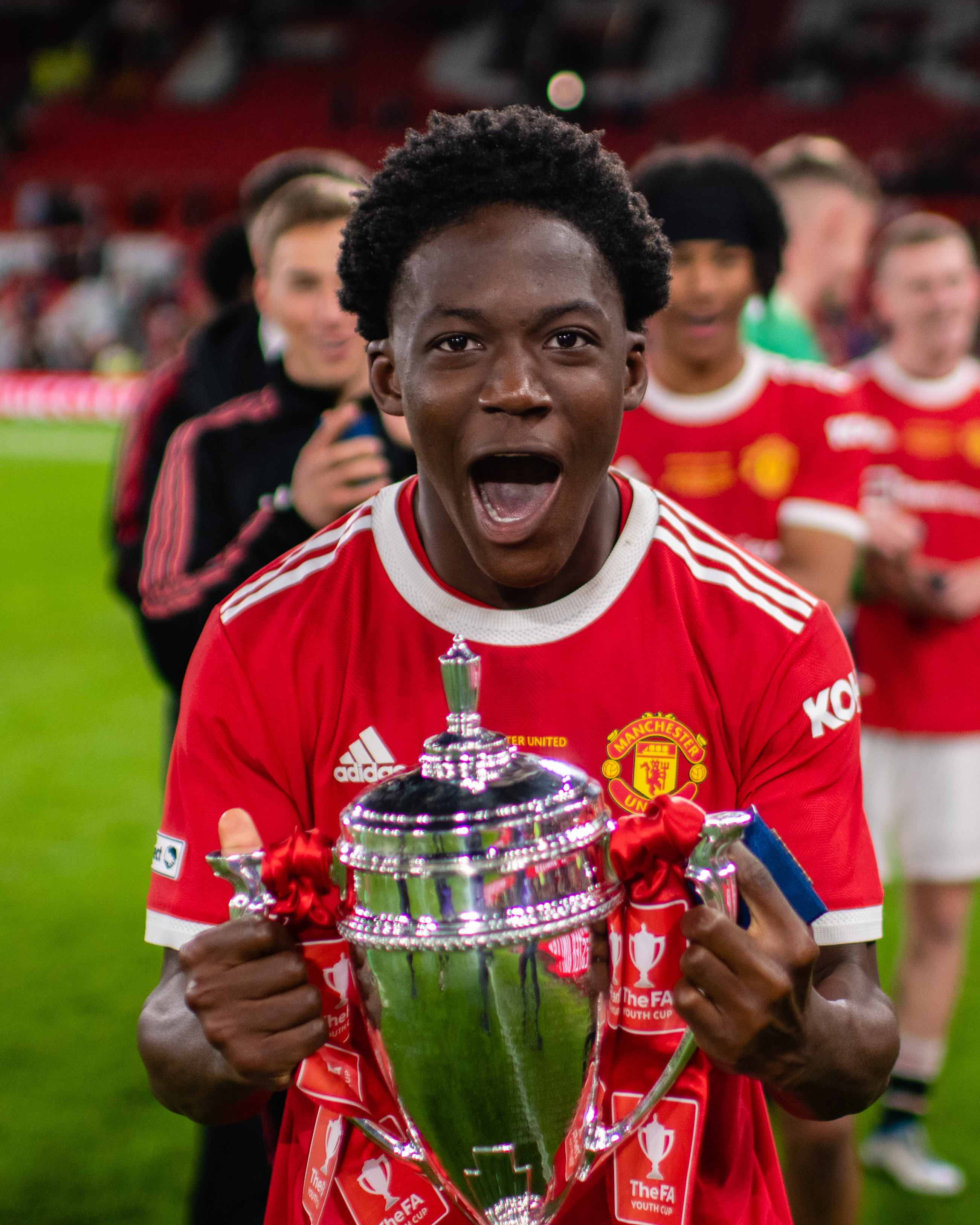 Mainoo celebrates wining the FA Youth Cup with Man Utd's U18's