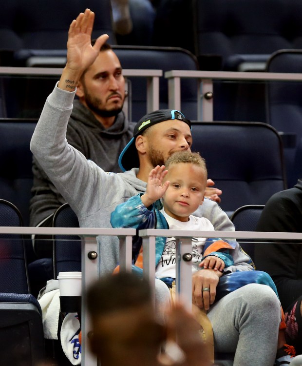 Watch: Steph Curry and son Canon ham it up at Warriors summer league game
