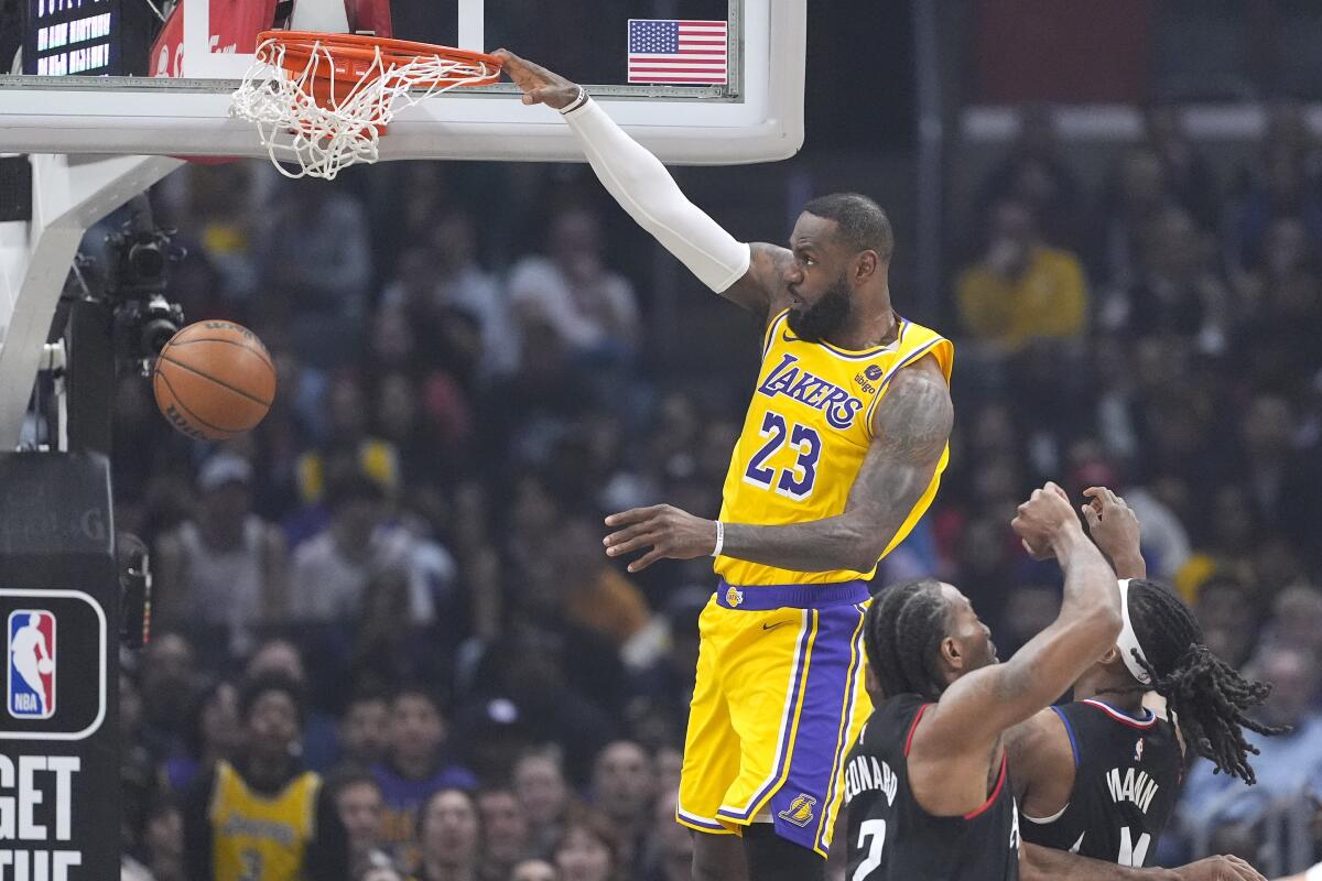 LeBron scores 34 points, leads Lakers' rally from 21-point deficit in  116-112 win over Clippers - The San Diego Union-Tribune