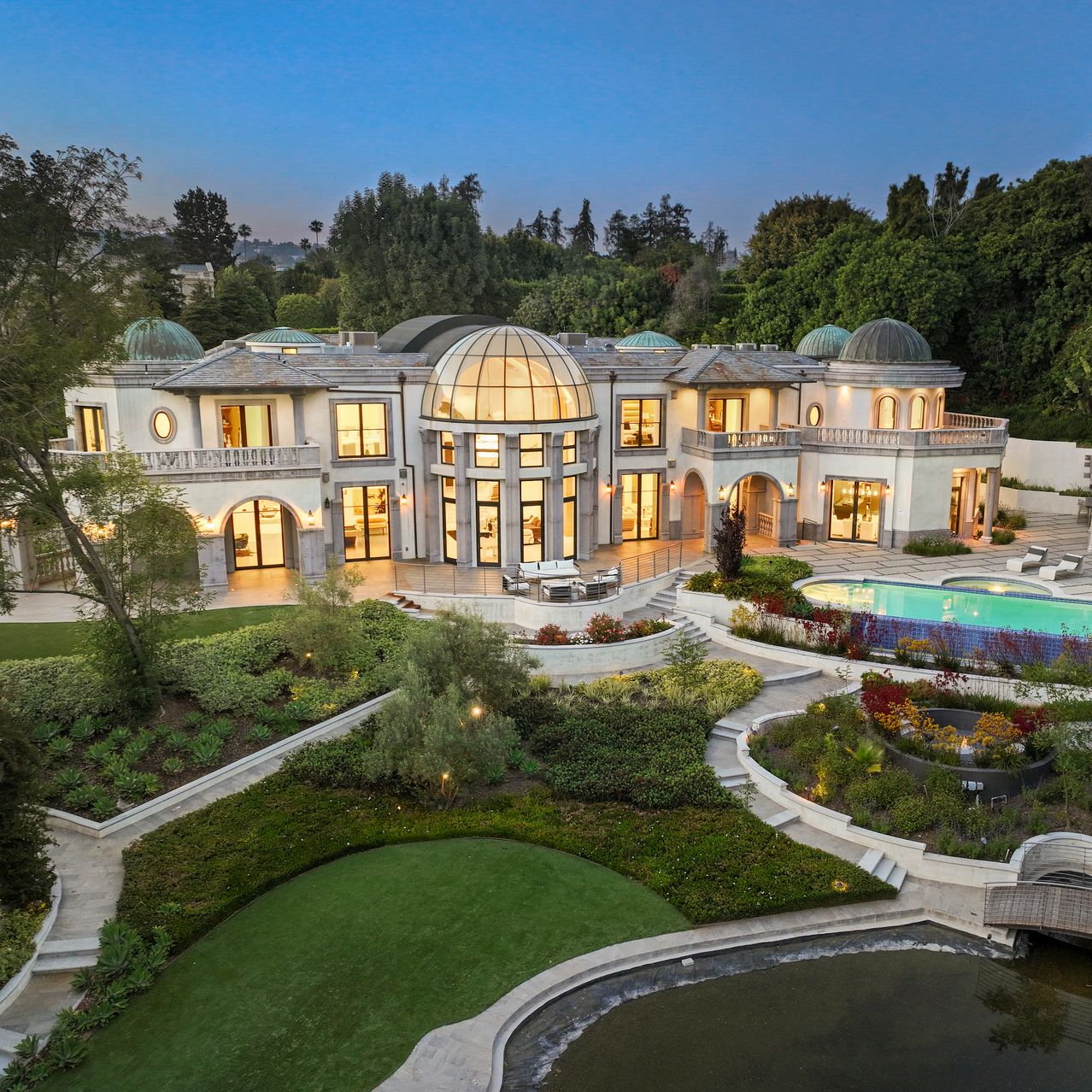 An L.A. Home Near the Playboy Mansion Sells for $34 Million - WSJ