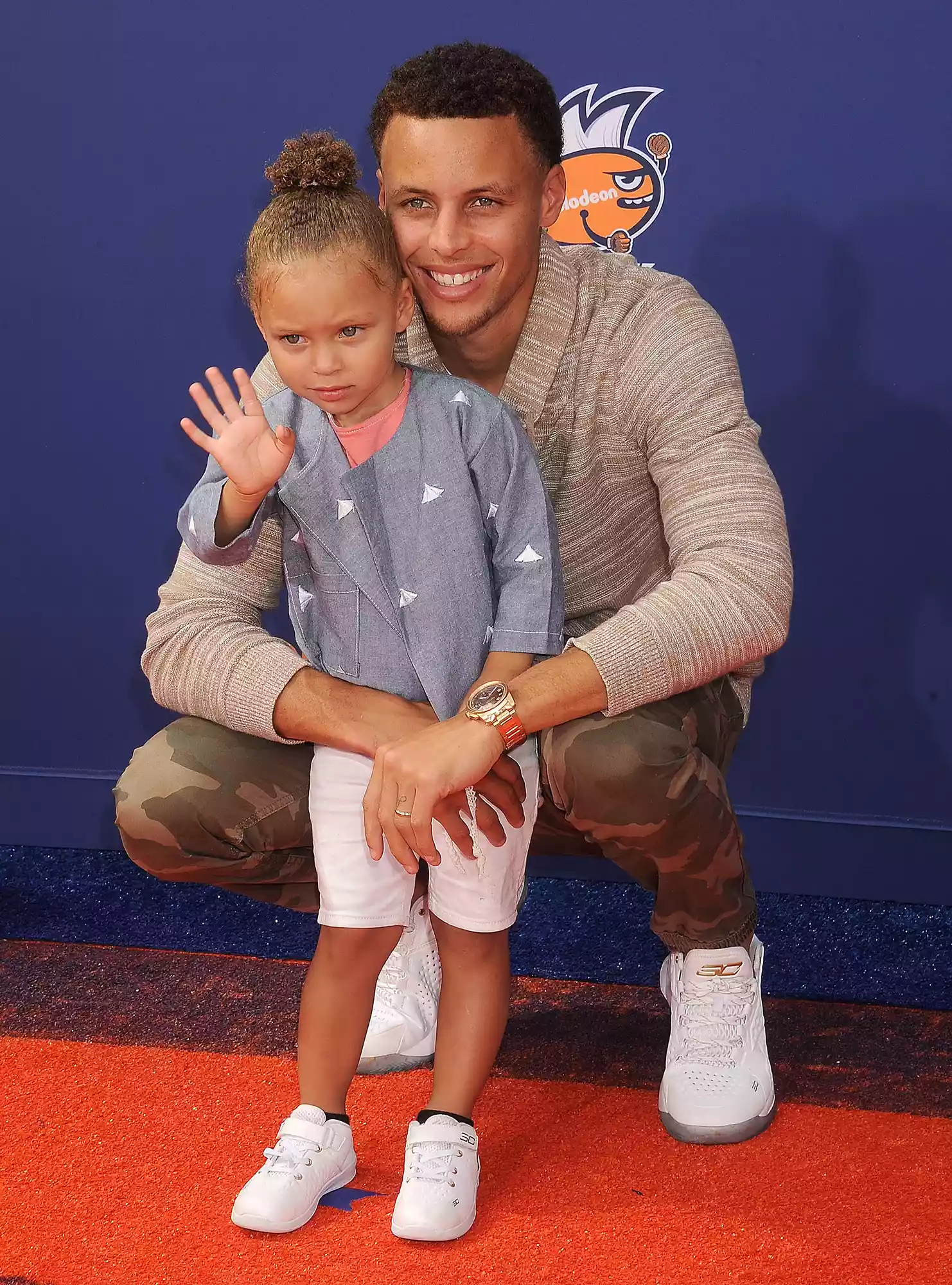 NBA player Stephen Curry and daughter Riley Curry arrive at the Nickelodeon Kids' Choice Sports Awards 2015 at UCLA's Pauley Pavilion on July 16, 2015 in Westwood, California.