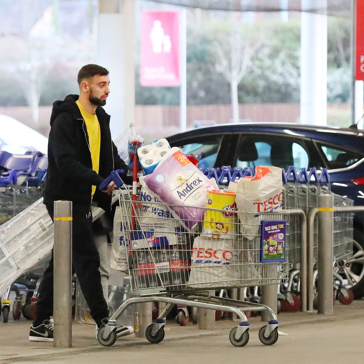 Man Utd star Bruno Fernandes pictured shopping at Tesco with his wife -  Daily Star