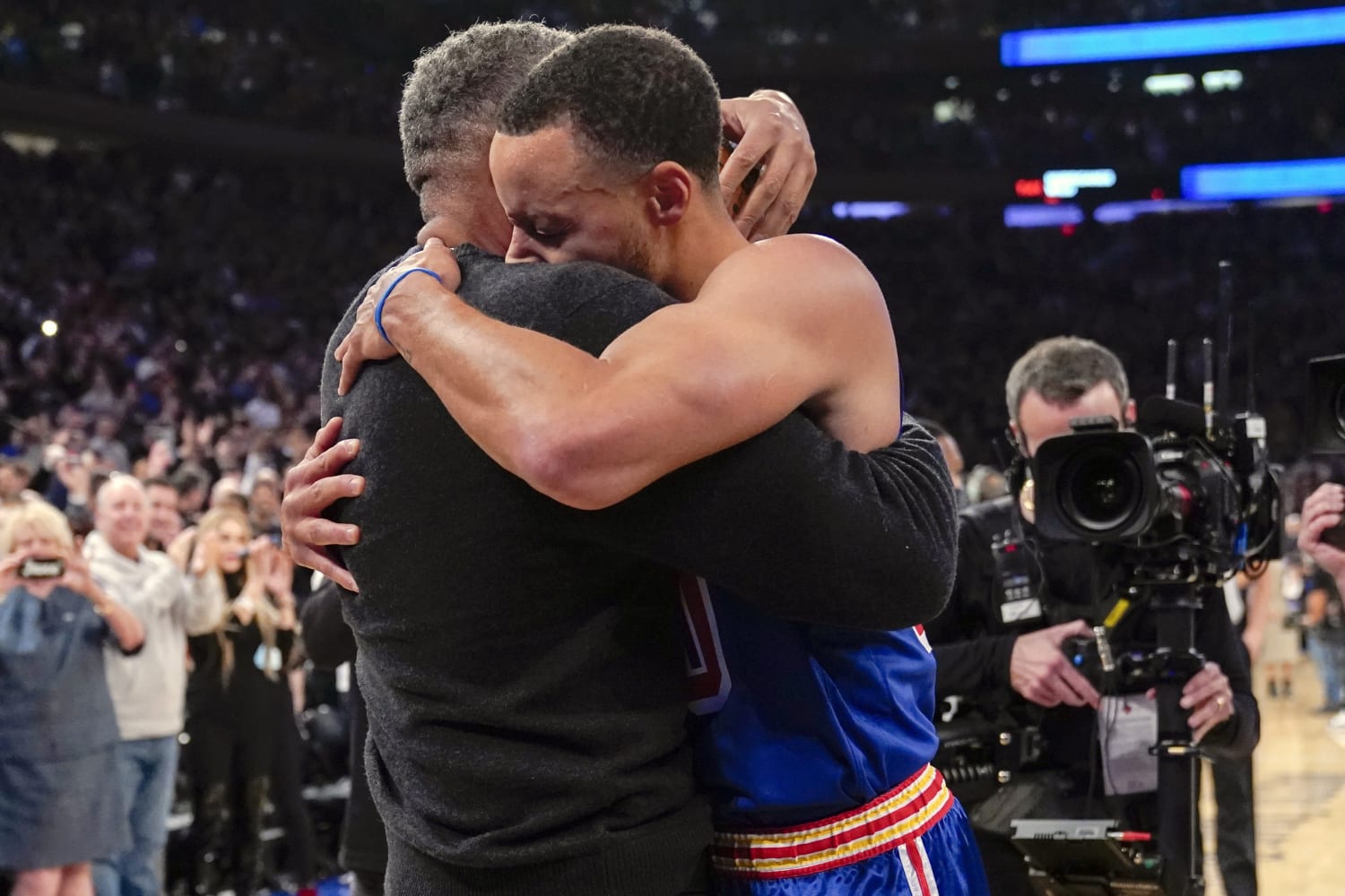 Steph Curry and his dad share an emotional moment after he breaks 3-point  record