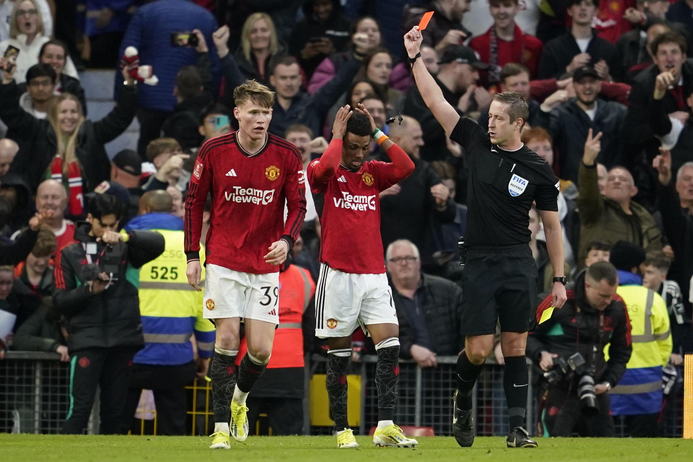 Amad Diallo nhận thẻ đỏ sau khi ăn mừng bàn thắng ấn định chiến thắng trước Liverpool