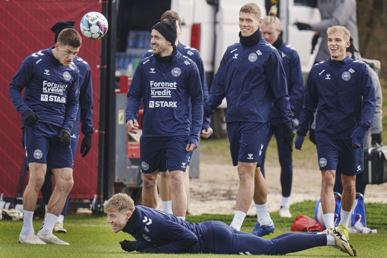 Rasmus Højlund (nằm xuống) cổ vũ nhiệt tình cho đội tuyển Đan Mạch.