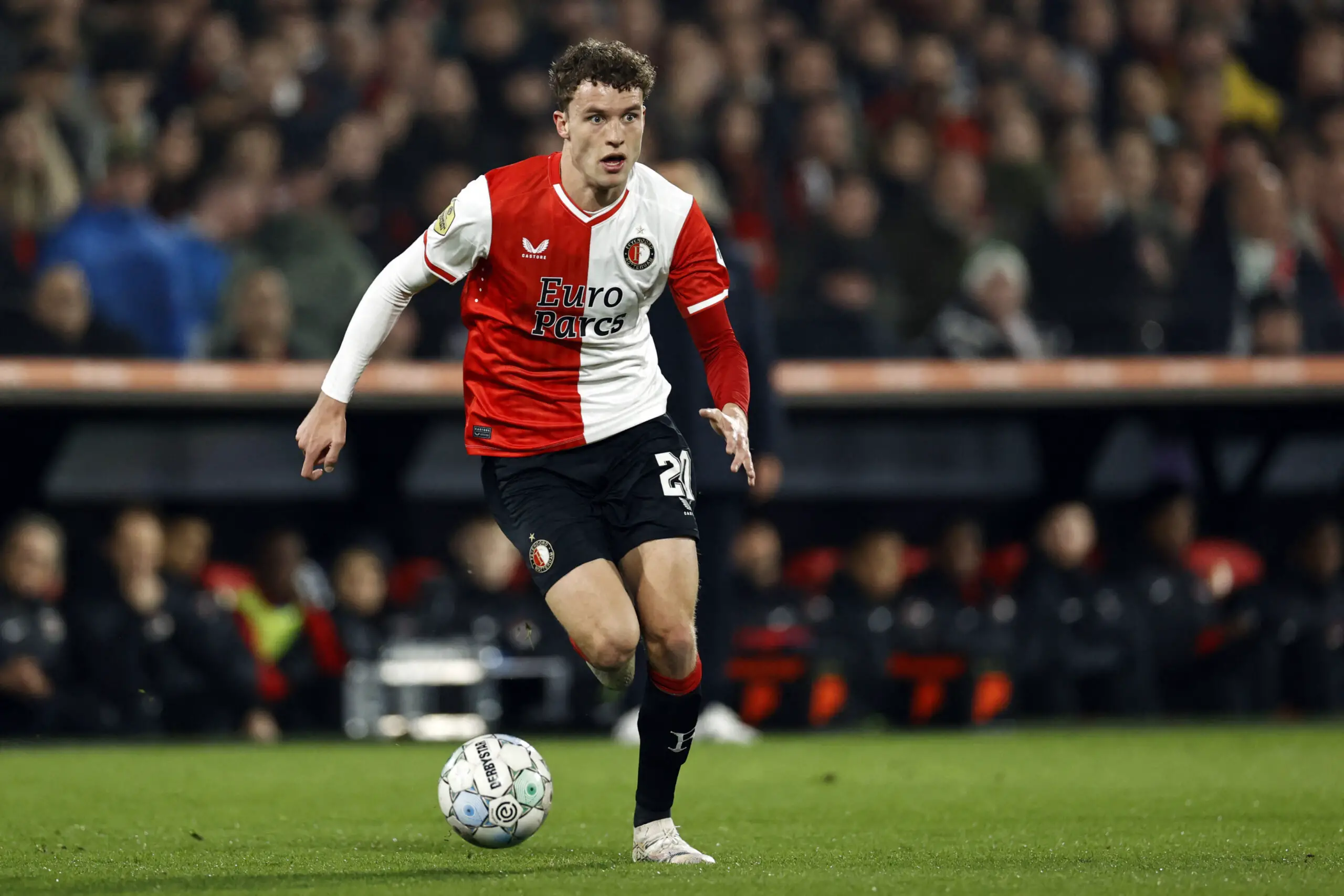 Tiền vệ người Hà Lan Mats Wieffer của Feyenoord điều khiển bóng trong trận tứ kết giải KNVB Cup giữa Feyenoord và AZ Alkmaar tại Feyenoord Stadium de Kuip ở Rotterdam vào ngày 7 tháng 2 năm 2024.