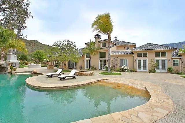 Kevin Hart Buys His Neighbor's House In Calabasas $7M | Lipstick Alley