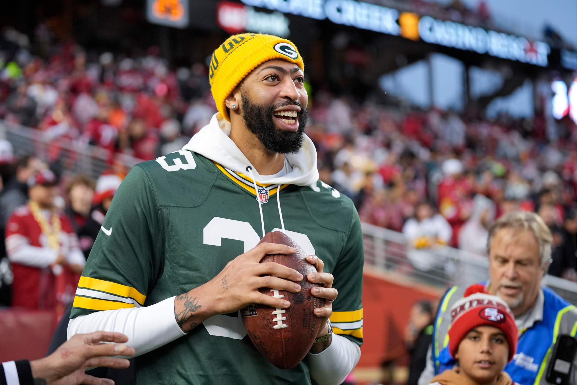 Anthony Davis shows up to San Francisco wearing green and gold: Why is he a  Packers fan? | Marca