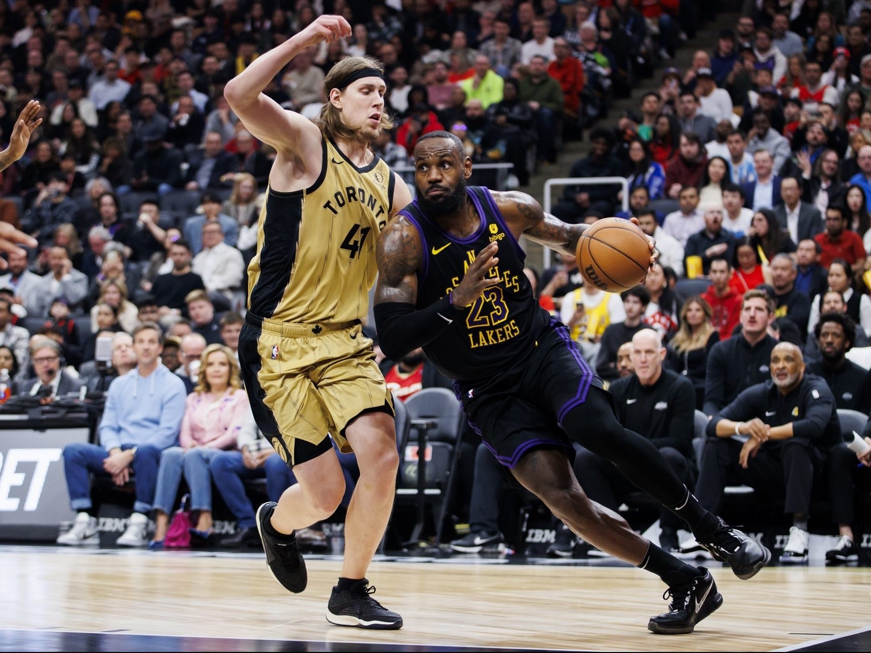 LeBron James put on a show in his first game in two years in Toronto | Toronto Sun