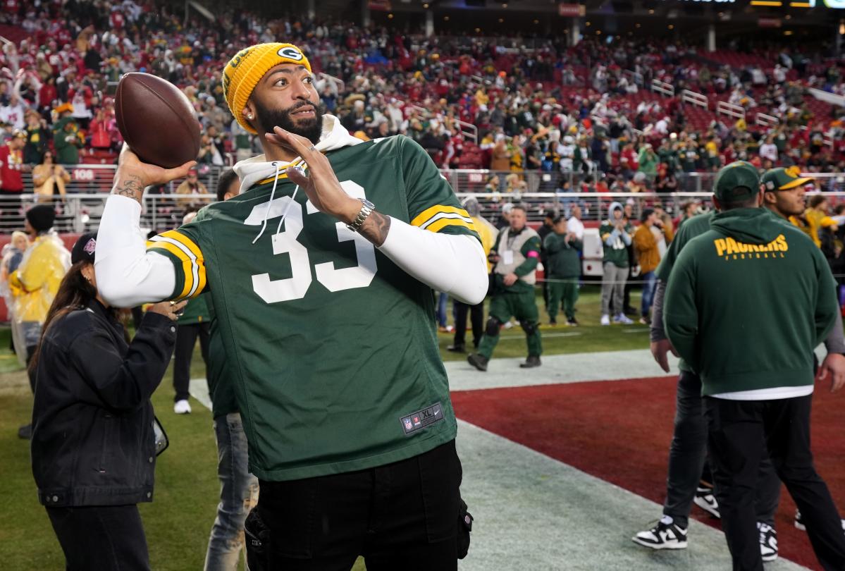 Los Angeles Lakers star Anthony Davis on hand to support the Packers in San  Francisco, wears Aaron Jones jersey - Yahoo Sports