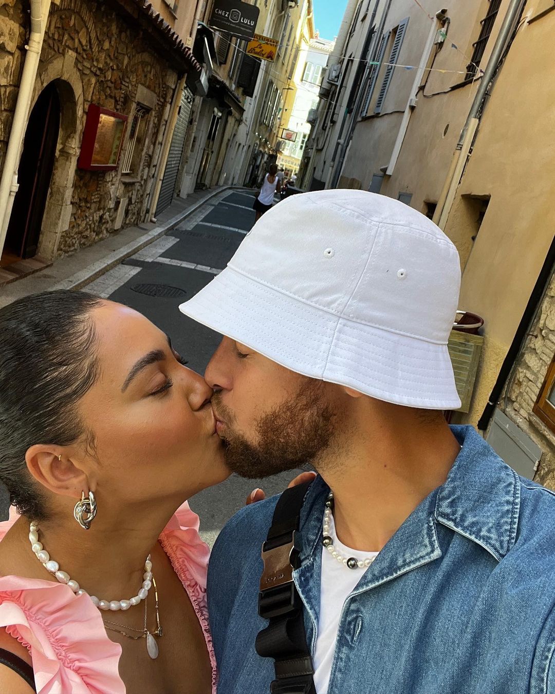 Stephen Curry Embarks on a Delightful Journey in Brazil, Sharing Cherished Moments with his Beloved Wife