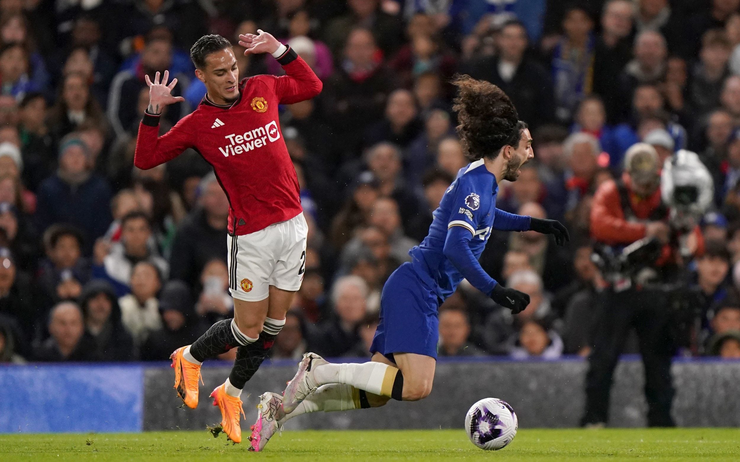 Chelsea vs Man Utd live: Bruno Fernandes levels as visitors fight back