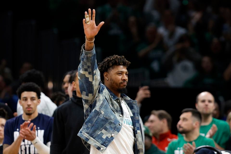 Marcus Smart chào đón khán giả Celtics tại TD Garden khi một đoạn video được phát khi anh trở lại với Grizzlies.