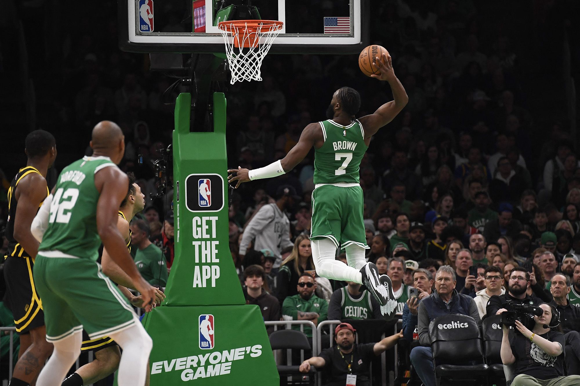 Boston Celtics embarrass the Golden State Warriors in 52-point demolition, win 11th straight game | CNN