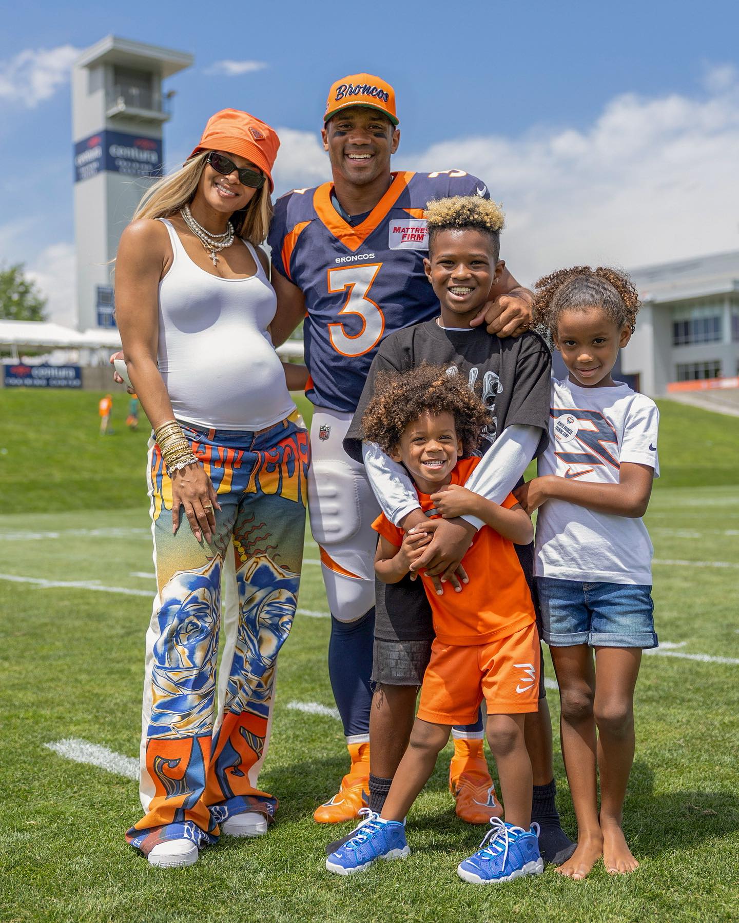 Pregnant Ciara poses for family photo with Russell Wilson, three kids after  baby no. 4 news