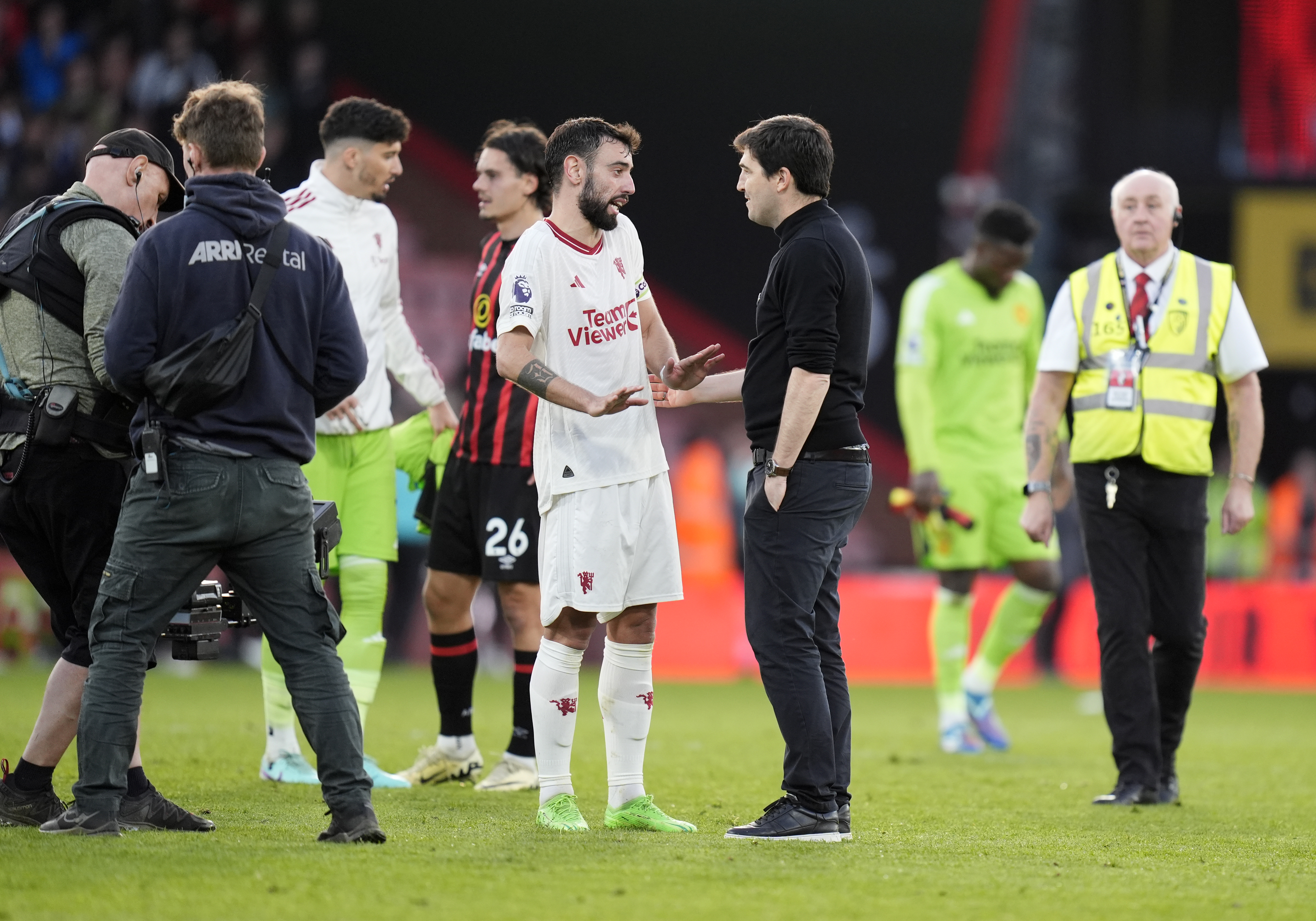 Andoni Iraola and Bruno Fernandes engaged in a lively debate