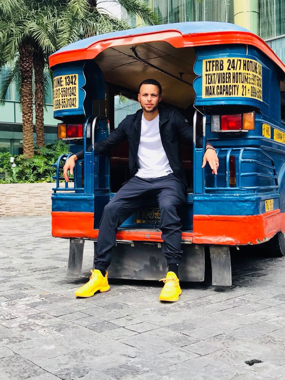 Steph Curry with the mandatory jeepney photo in the Philippines : r/nba