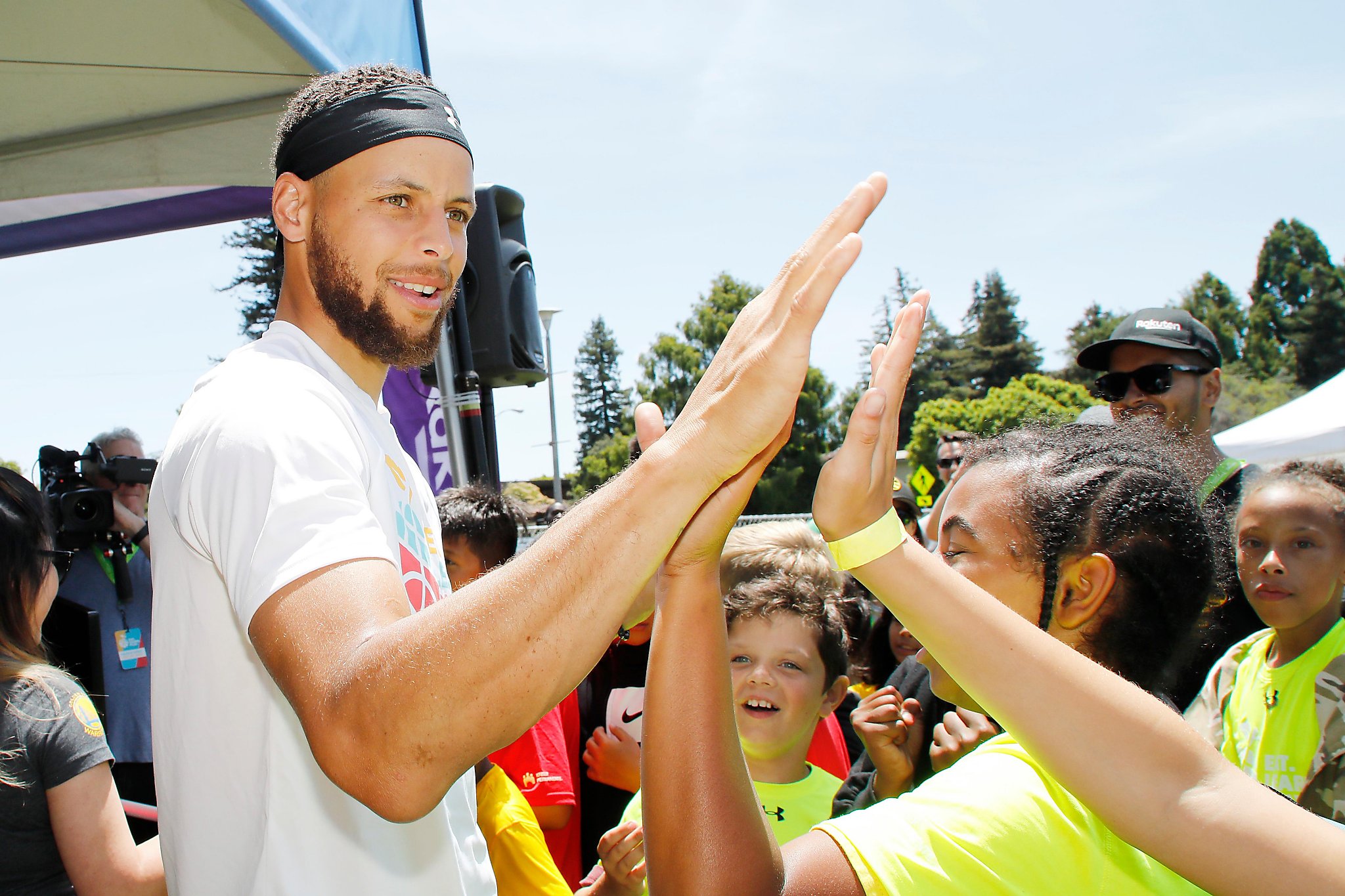 Steph Curry is the surprise star of a basketball block party in Oakland