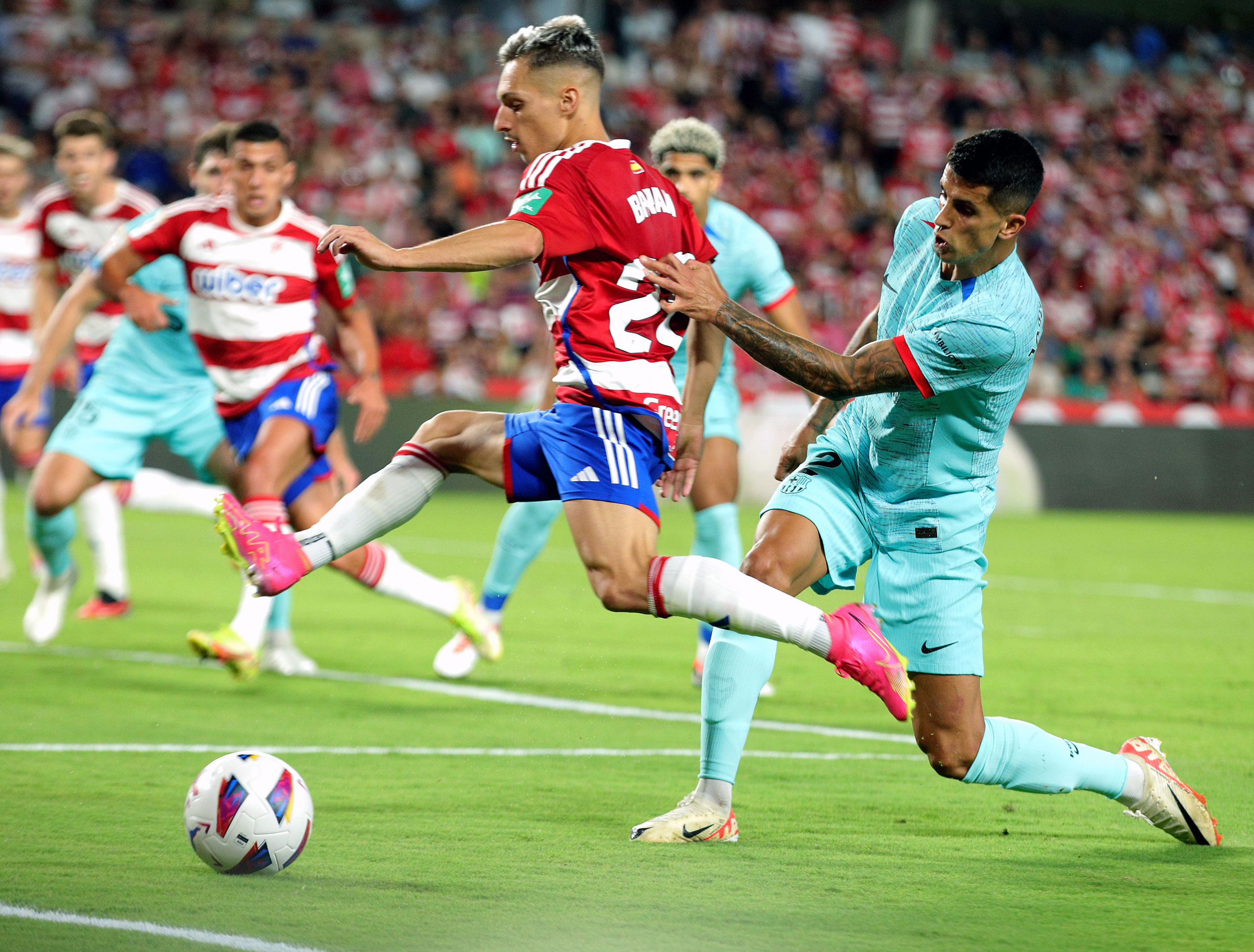 El Barça tropieza ante el Granada de Bryan Zaragoza