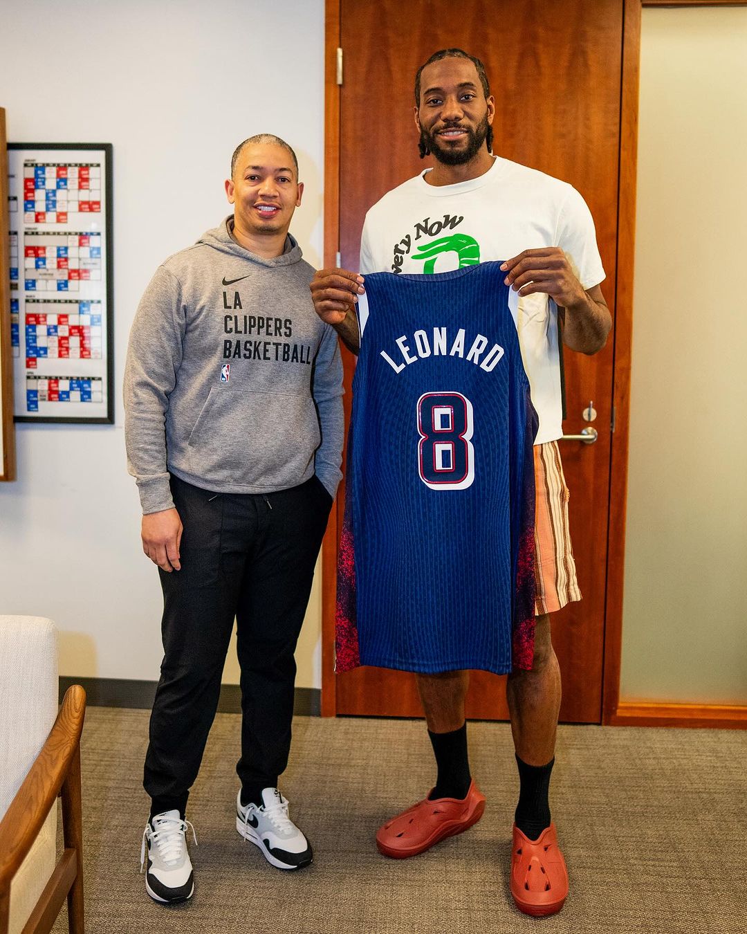 May be an image of 2 people, people playing basketball, basketball jersey and text that says "eryNor NoW LA CLIPPERS BASKETBAL LEONARO 8"