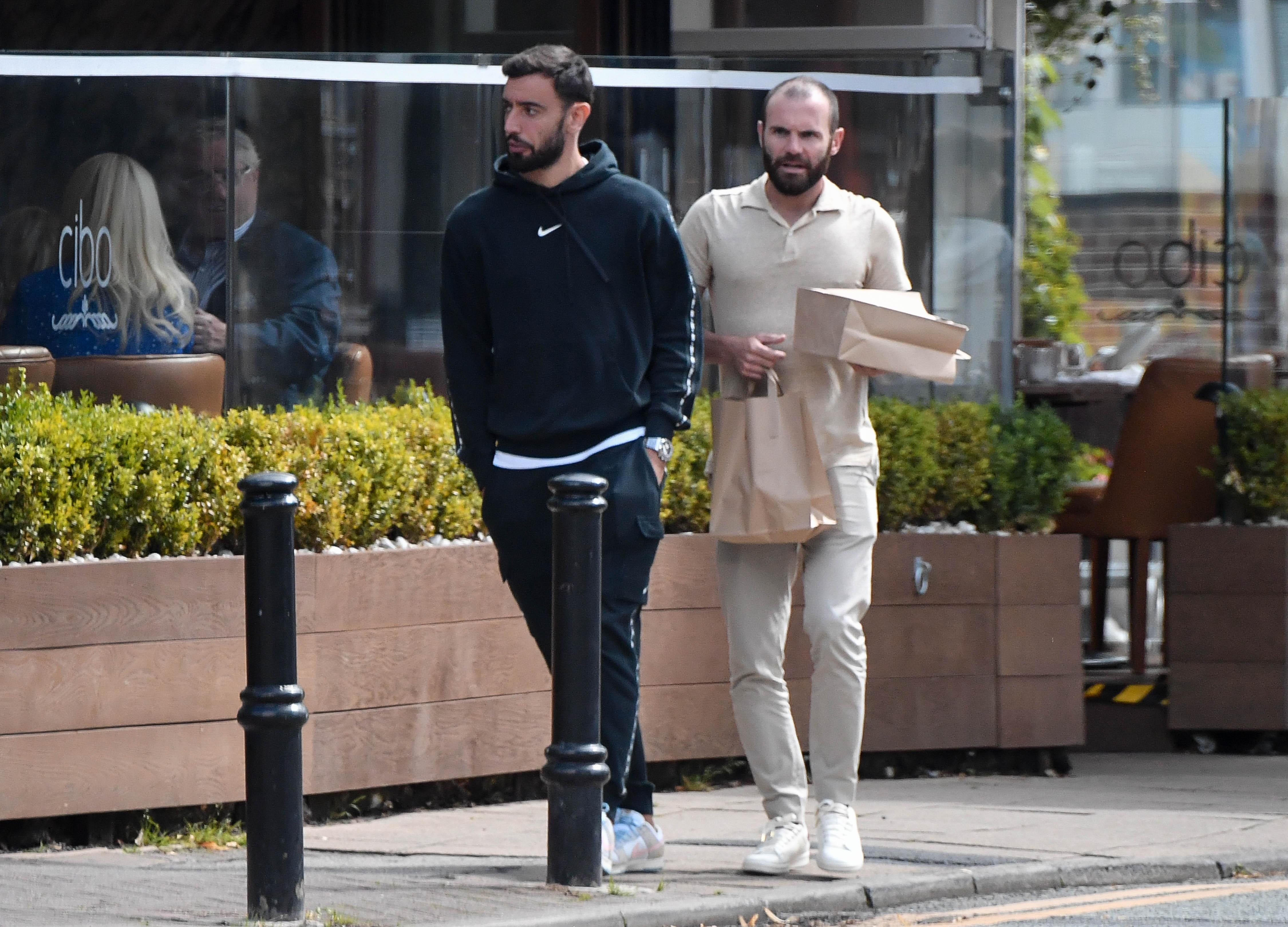 Man Utd star Bruno Fernandes meets former team-mate Juan Mata for lunch as  former Chelsea ace shows off bold new look | The Sun