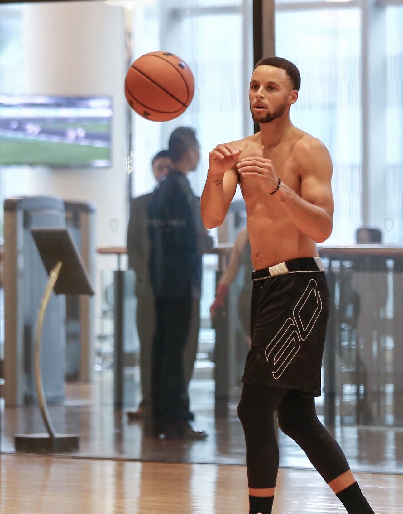 StephenCurry works out in Manila, part of the Asia 2018 Under Armour Tour. | Stephen curry workout, Stephen curry basketball, Stephen curry