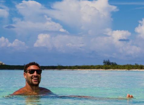 Warriors' Klay Thompson relaxes in the water in the Bahamas during a summer vacation. (Via Instagram.com/klaythompson).