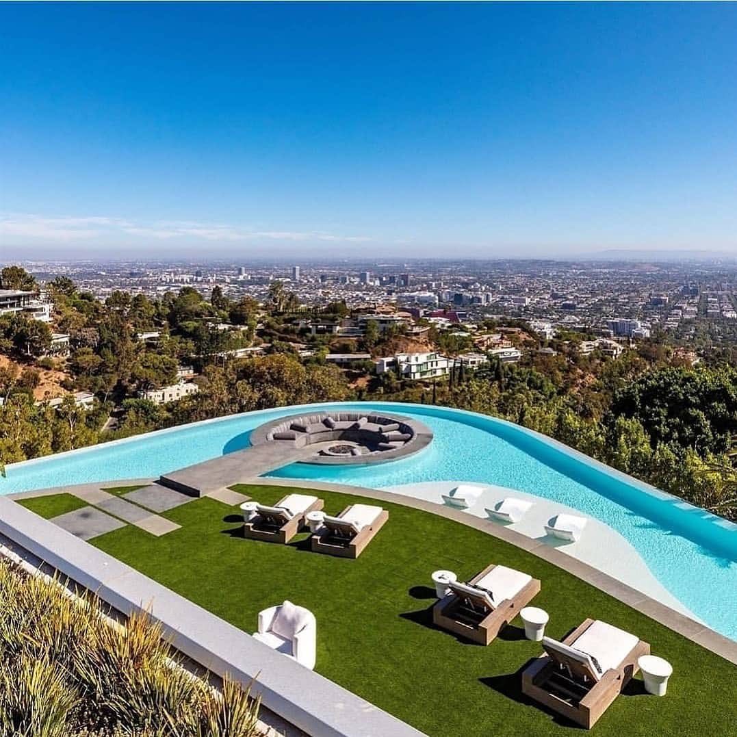  Situated in the Hollywood Hills, the outdoor living area features ample space to relax and enjoy the view