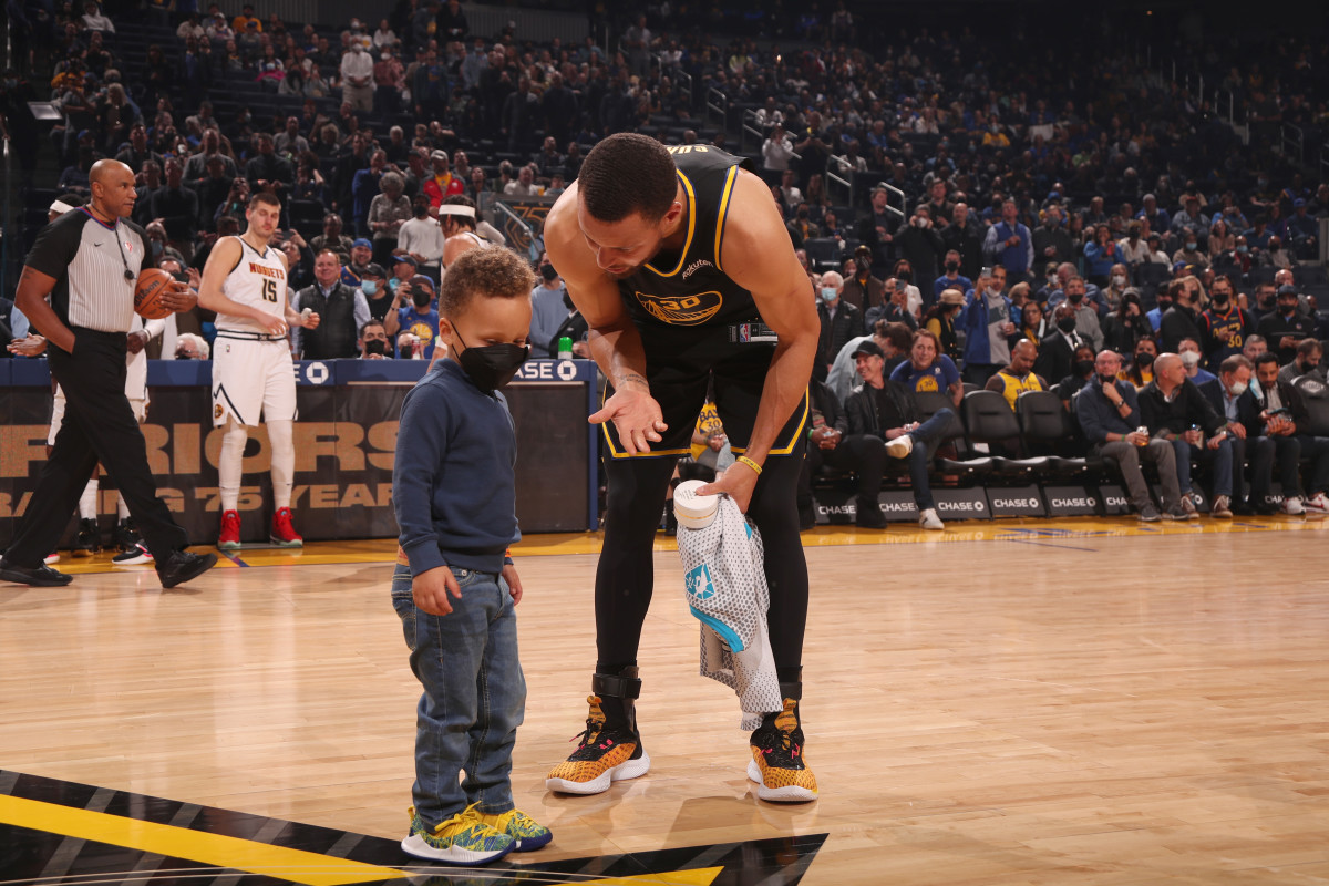 NBA World Reacts To Viral Steph Curry, Son Photo - The Spun